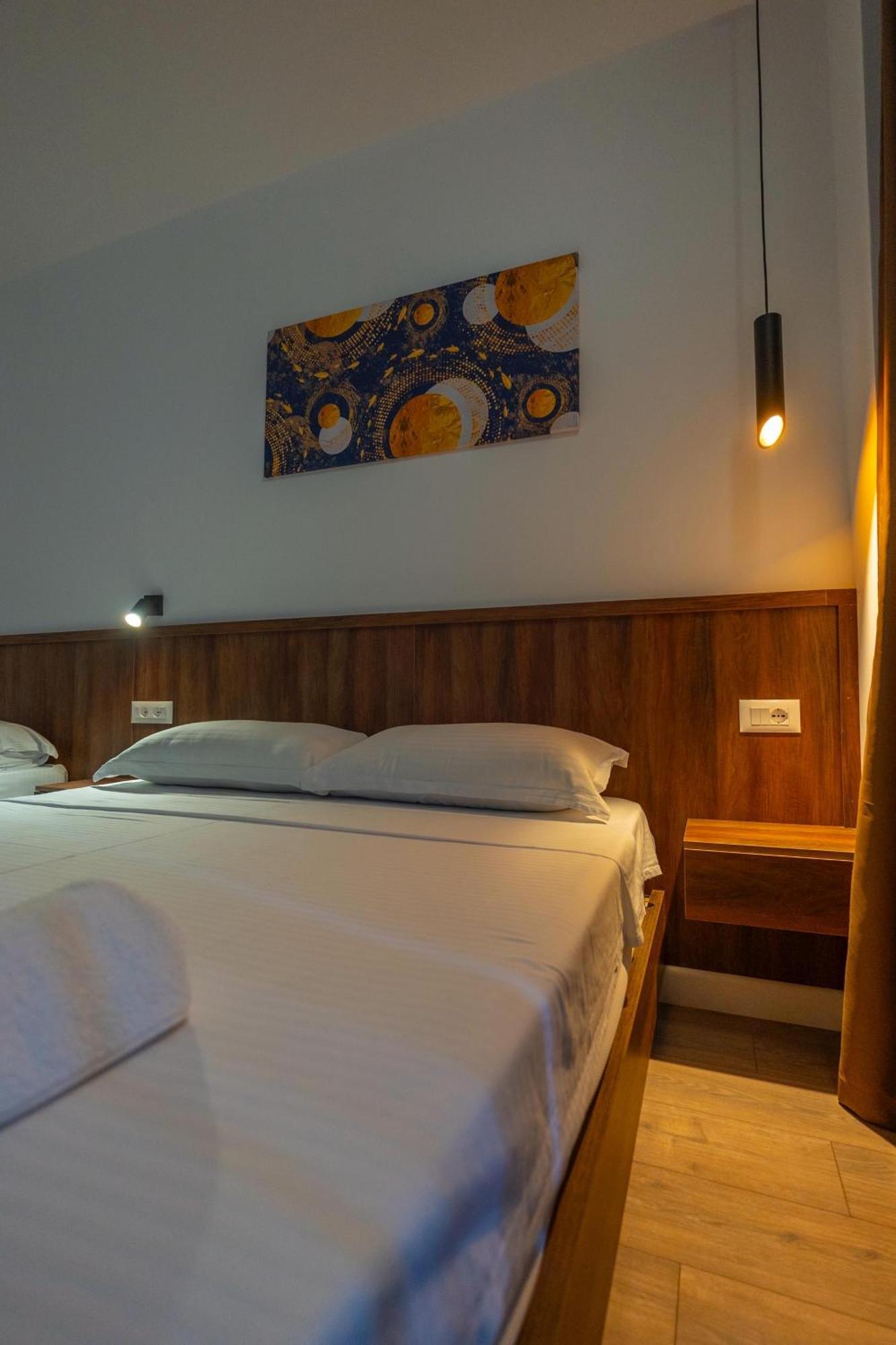 & Arnil Hotel apartamentowy Velipojë